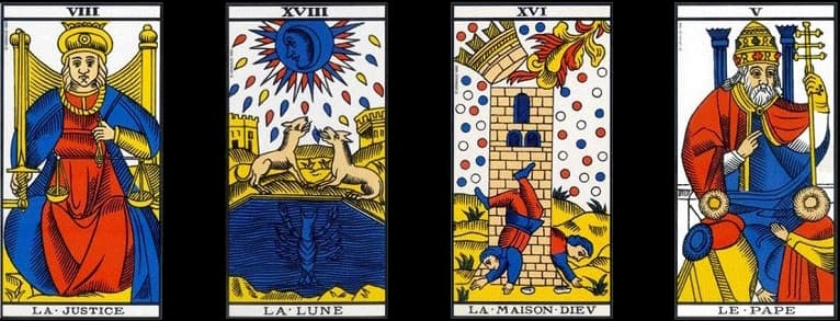 Person, die sich selbst Tarotkarten auf einem Tisch legt